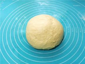 将面团取出，排气。