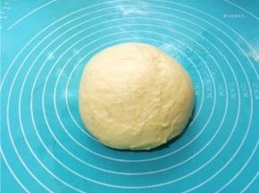 将面团取出，排气。