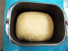 现在这个温度盖上保鲜膜，室温进行一次发酵，发酵至两倍大。