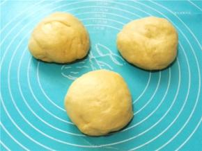 将面团分成3等份，揉圆后盖保鲜膜静置15分钟。