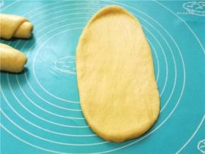 静置完毕后，把面团分别向两边擀成长舌状。