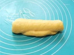 从上往下卷。