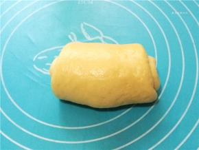 从上往下卷，收口要捏紧。