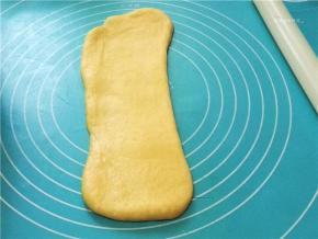 静置后再继续往两个方向擀长。