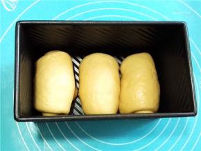 收口向下，同向码入吐司盒内。