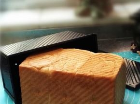 送进烤箱底部，上下火160度，30分钟；烤制完毕后马上取出，轻震一下，开盖脱模；倒扣在网架上晾凉。