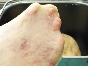 取一小块面团，揉圆静置30秒，拉膜检查面团状态已经出手套膜。