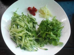 黄瓜切丝，香菜切段，备好蒜末泡椒