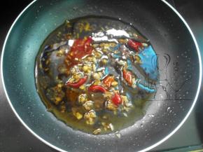 把蒜末泡椒稍炒香一下，调入芝麻油、红油、陈醋、酱油和盐