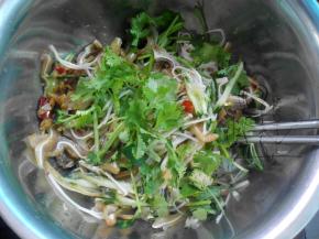 把调味倒入盘中，放入香菜，充分拌匀就可以啦