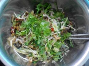 把调味倒入盘中，放入香菜，充分拌匀就可以啦