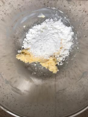 软化黄油加入糖粉，低速混合均匀。