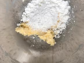 软化黄油加入糖粉，低速混合均匀。