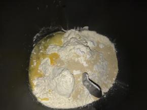 除了黄油外的所有面包食材放入面包机，酵母不要和盐直接接触，开动和面，一个揉面档是15分钟左右。