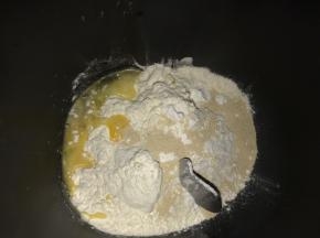 除了黄油外的所有面包食材放入面包机，酵母不要和盐直接接触，开动和面，一个揉面档是15分钟左右。
