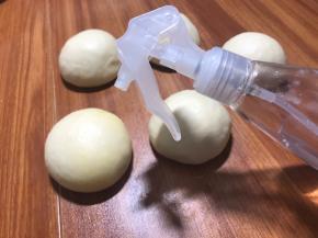 把面包按扁，喷少许水雾在表面（这一步可以省略）