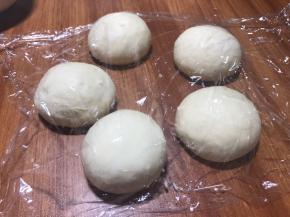 取出后排气分成5份，揉圆，醒面20分钟。