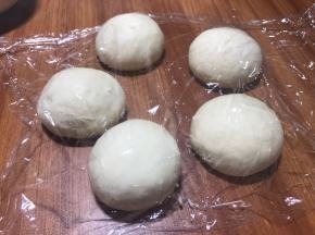 取出后排气分成5份，揉圆，醒面20分钟。