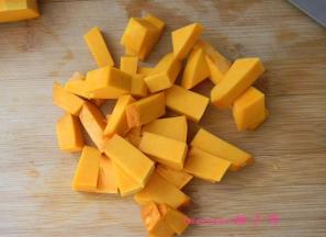 南瓜去皮去籽切块；