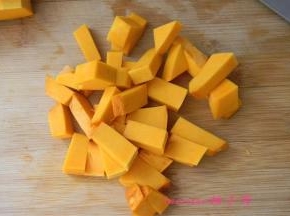 南瓜去皮去籽切块；