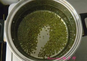煮锅内水热后放入洗净的绿豆，开始煮绿豆；