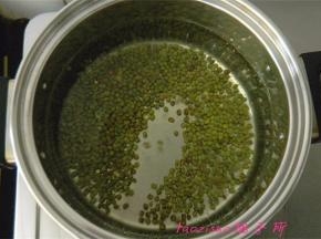 煮锅内水热后放入洗净的绿豆，开始煮绿豆；