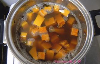 放入切好的南瓜块，熬煮；
