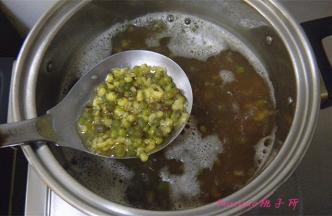 待绿豆煮开花时；