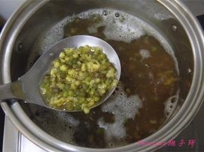 待绿豆煮开花时；
