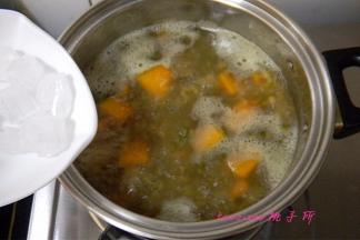 待熬煮至南瓜熟透后，放入冰糖，冰糖融化即可关火。