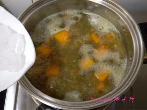 待熬煮至南瓜熟透后，放入冰糖，冰糖融化即可关火。