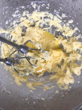 分多次加入蛋液，每次都是混匀之后再加入下一次蛋液，避免造成油水分离。