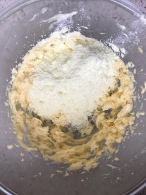 加入奶粉，拌匀。