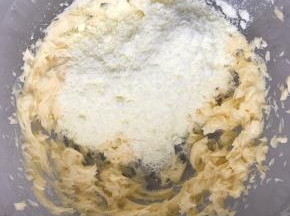 加入奶粉，拌匀。