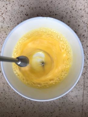 准备馅：鸡蛋提前用打蛋器打散，这样有助于一会儿混合食材。