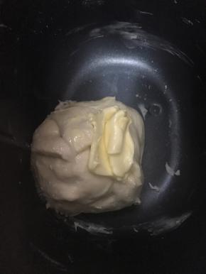 15分钟后，加入软化黄油，再揉一次。