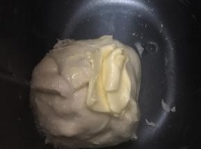 15分钟后，加入软化黄油，再揉一次。