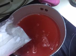 然后在西瓜汁里加入25g白凉粉，搅拌均匀