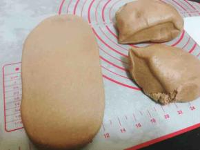 揉到出手膜 把面分三份 卷卷儿放入黑金刚吐司盒