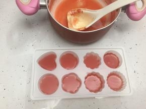 再将煮好的西瓜果冻放入模具中，装入一半就可以了，然后放入冰箱冷藏