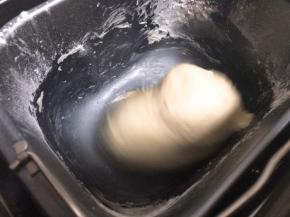 揉20分钟后加入黄油