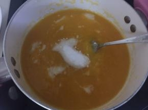 将南瓜泥放入锅中加入适量清水，再加入25g白凉粉搅拌均匀，然后开火搅拌至沸腾即可