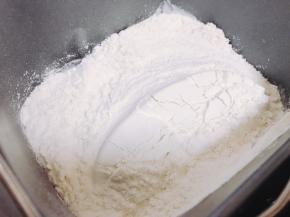 然后放入高筋面粉
