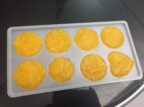 将煮好的南瓜果冻勺入模具中，放入冰箱冷藏