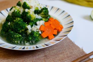 放上两片胡萝卜花点缀一下，就可以端上餐桌了