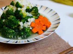 放上两片胡萝卜花点缀一下，就可以端上餐桌了