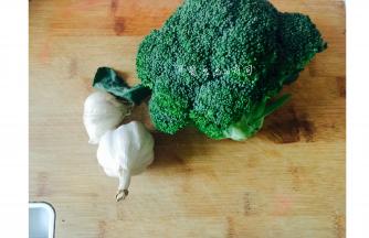 准备西兰花和蒜头