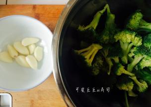 把西兰花掰开，比较大的用刀切开，用盐泡后清洗干净；蒜头剥好洗好备用