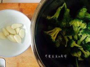 把西兰花掰开，比较大的用刀切开，用盐泡后清洗干净；蒜头剥好洗好备用