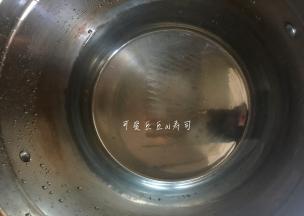 锅内烧清水至沸腾